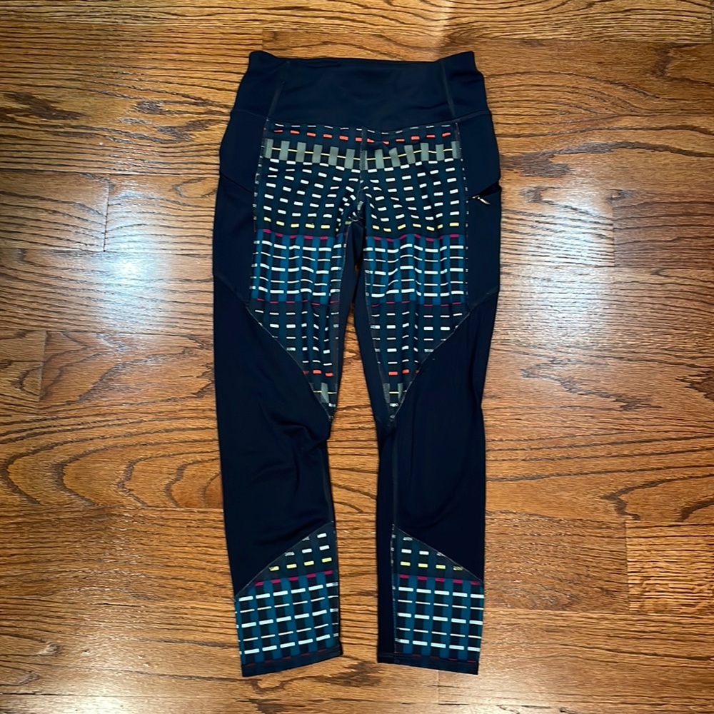 Athleta navy blue leggings w/ modern plaid print and mesh sections. XS, pockets.